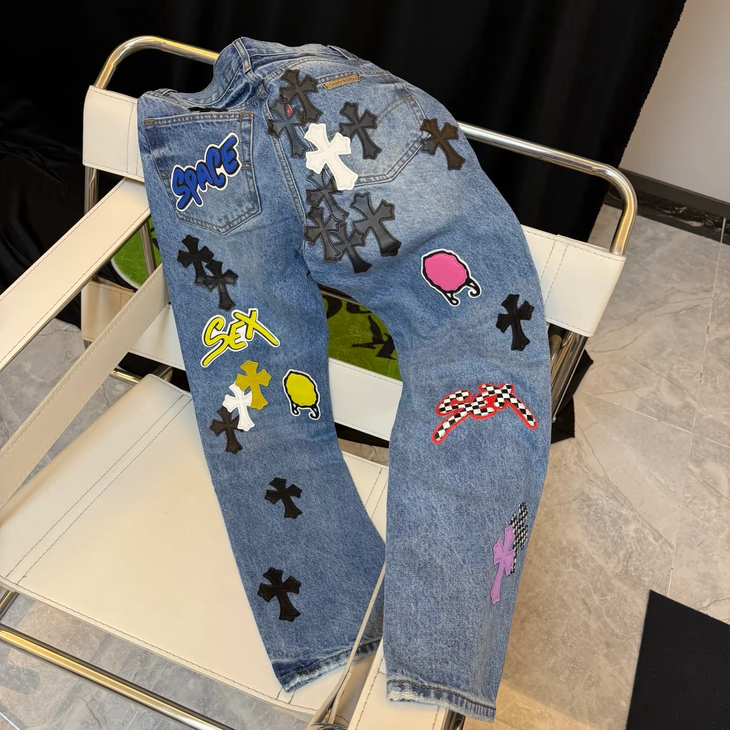 P330 model number: D334 ChromeHearts graffiti leather cow king color #washed blue size #28-36 (s m l xl xxl) S waist 77 hip 102 trouser length 102 trouser opening 20 M waist 81 hip 106 trouser length 104 trouser opening 21 L waist 85 hip 110 trouser length 106 Cuff 21.5